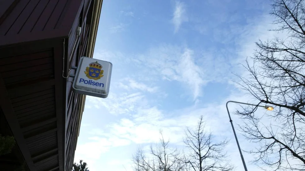 Två kvinnor har polisanmält varandra för misshandel i närheten av polishuset i Motala.