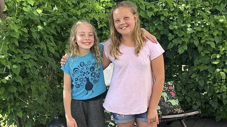 Elvira Gille, 10 år, och Elsa Mattsson, 11 år, räddade en ung kvinna från att drunkna i Askersund.