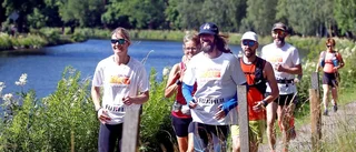 De springer för att mötas vid kanalen