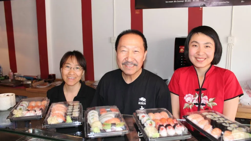Choon Wong har öppnat en sushibar på Storgatan i Vadstena. Här tillsammans med Linnéa Wong, till vänster, och Ming Fu.