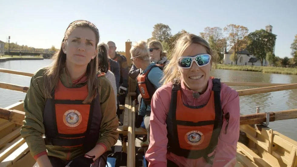 Johanna Ojala och Magdalena Forsberg ska ro en livbåt genom Göta kanal tillsammans med kända sportprofiler. På onsdag anländer gänget till Motala.