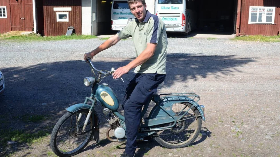 Gammal moped. Anton Kasselstrand på en tvåväxlad Victoria av okänd årsmodell.