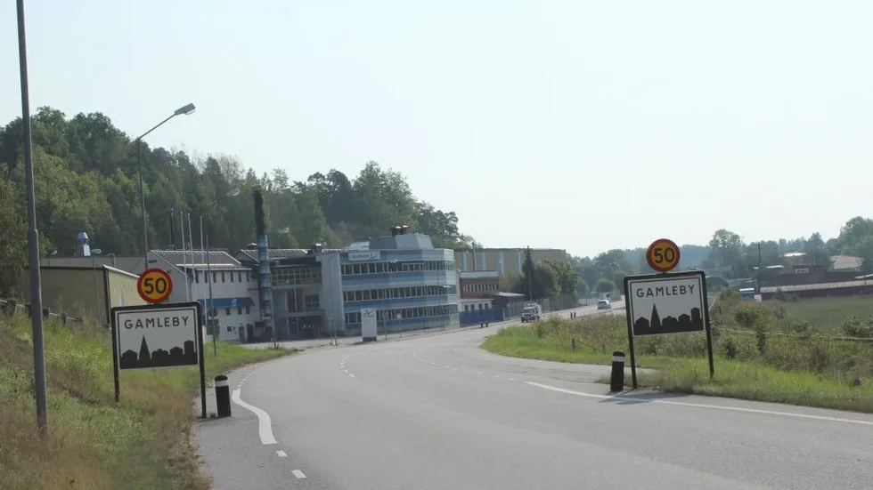 Gamleby. Pojken misshandlade en annan pojke och slog sönder bland annat en dator.