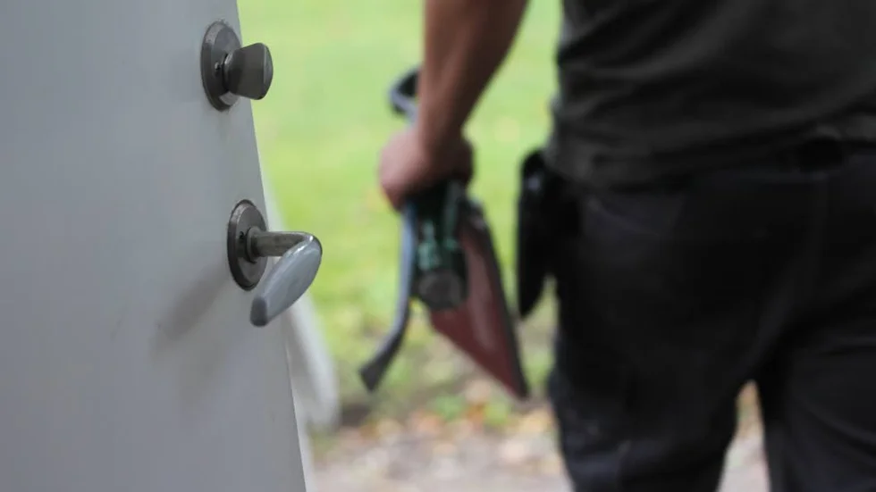 Kanske är det samma tjuv som har tagit sig in i flera fritidshus. Polisen riktar misstankarna åt ett speciellt håll.