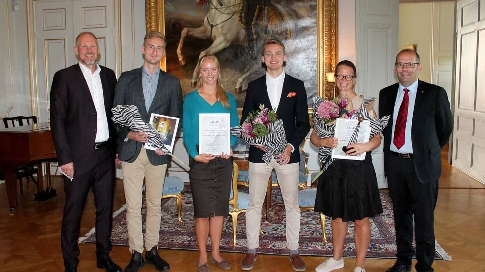 Mottagarna av Skapa-priset, Claes Larsson, Felicia Bidenkrans, Jacob Lundberg och Anna Fahlgren. De flankeras av Almis vd, Mats Philipsson, till vänster, och landshövding Carl Fredrik Graf.