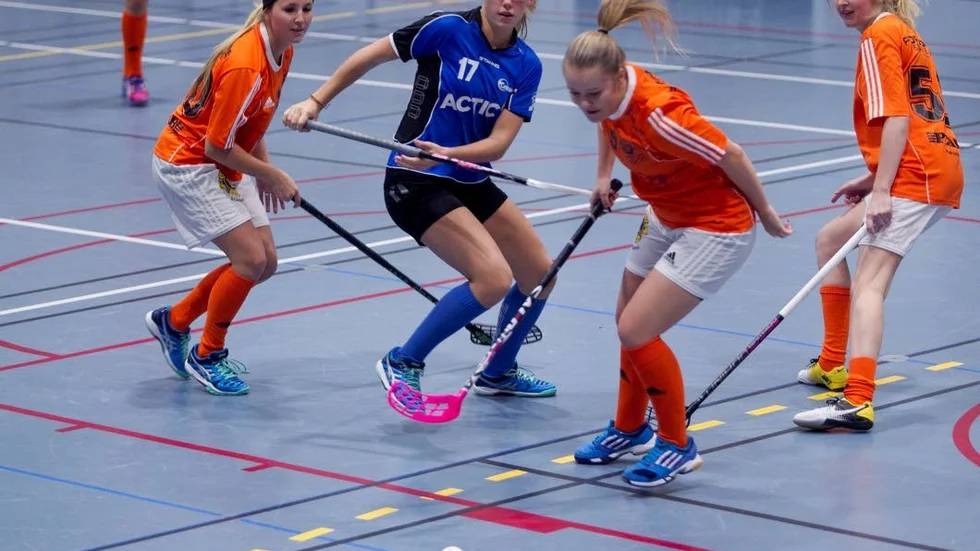 Ellen Fast, längst till höger, gjorde båda målen för Bibc i premiären.