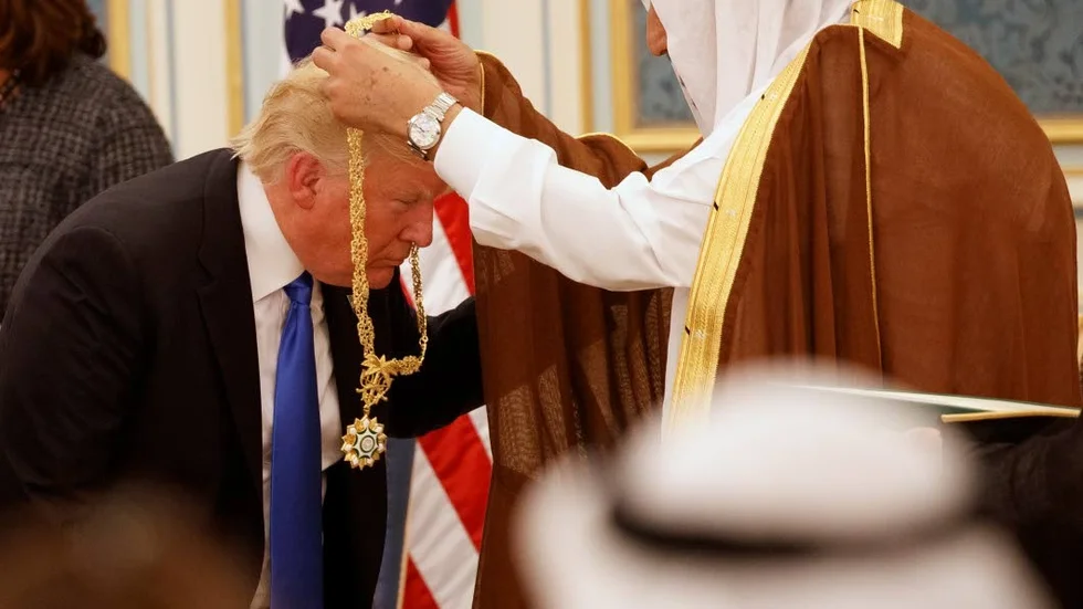 Vänner. Donald Trump mottar en medalj av Saudiarabiens kung Salman.