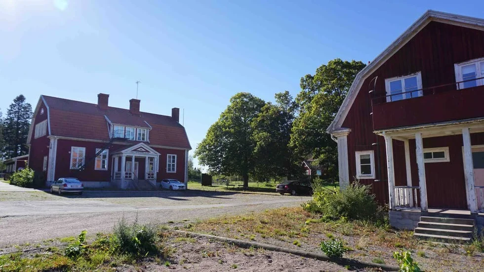 Den som vill köpa hela skolområdet i Almvik med två tomma skolhus, skolköket som blivit restaurang, idrottshallen och förskolan som är i fullt bruk får vara beredd att lägga 8,7 miljoner kronor. De tomma skolhusen är betydligt billigare.
