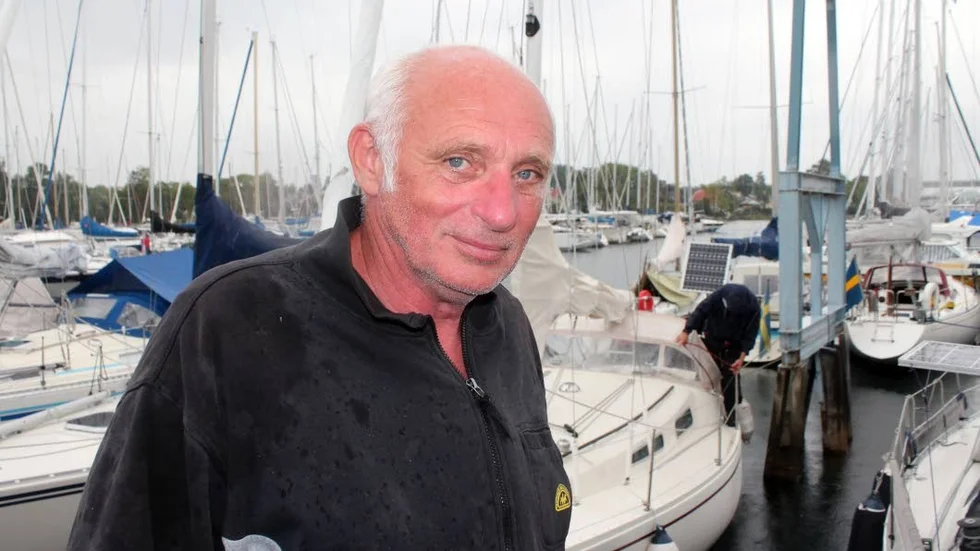 TVÅA I MÅL. Motalakillen Tomas Möller gillar att ha rodret på en kölbåt. "Stadiga, goa båtar", säger han under Vättern kors och tvärs.