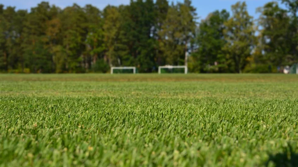 Bråket uppstod efter en ungdomsmatch på Karstorpsområdet i Västervik, strax före 17-tiden på söndagseftermiddagen.