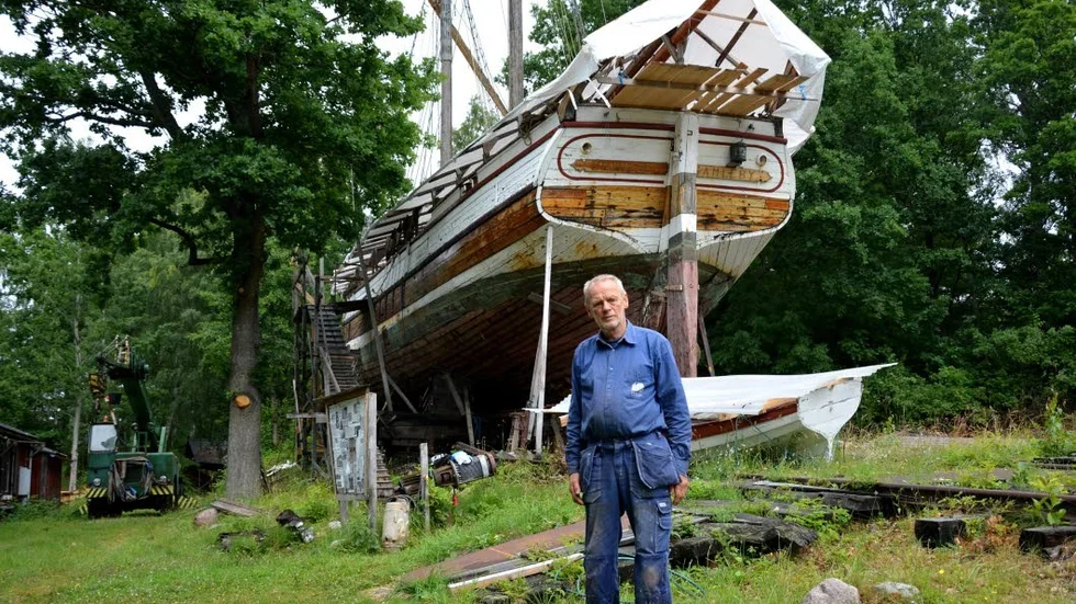 Egil Bergström visar upp skonaren Linnéa, som renoveras från grunden.