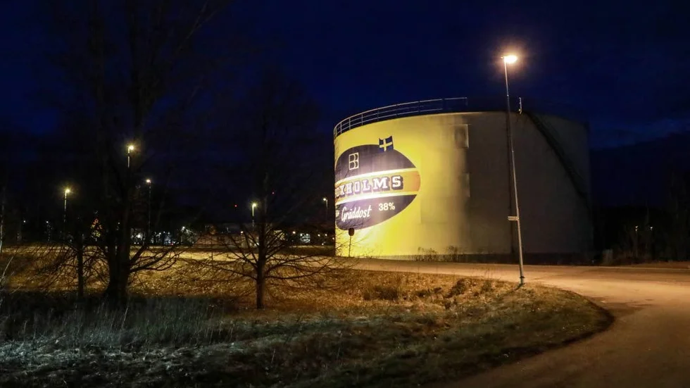 Endast en av hundra ostar som säljs i Sverige är tillverkad i Boxholm och mindre än hälften av dem säljs till ordinarie pris, skriver Arla Sveriges vd.