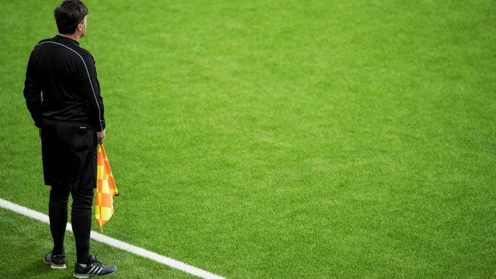 En domare vi har talat med vittnar om att det är vanligt med hot och trakasserier i samband med fotbollsmatcher. Personen på bilden är inte densamma som domaren i texten.