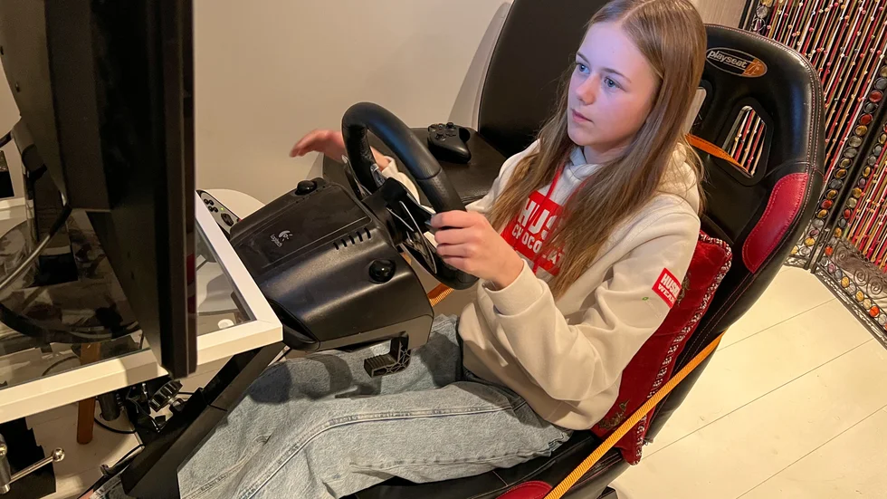 Alexia Danielsson övar i familjens egen simulator. 