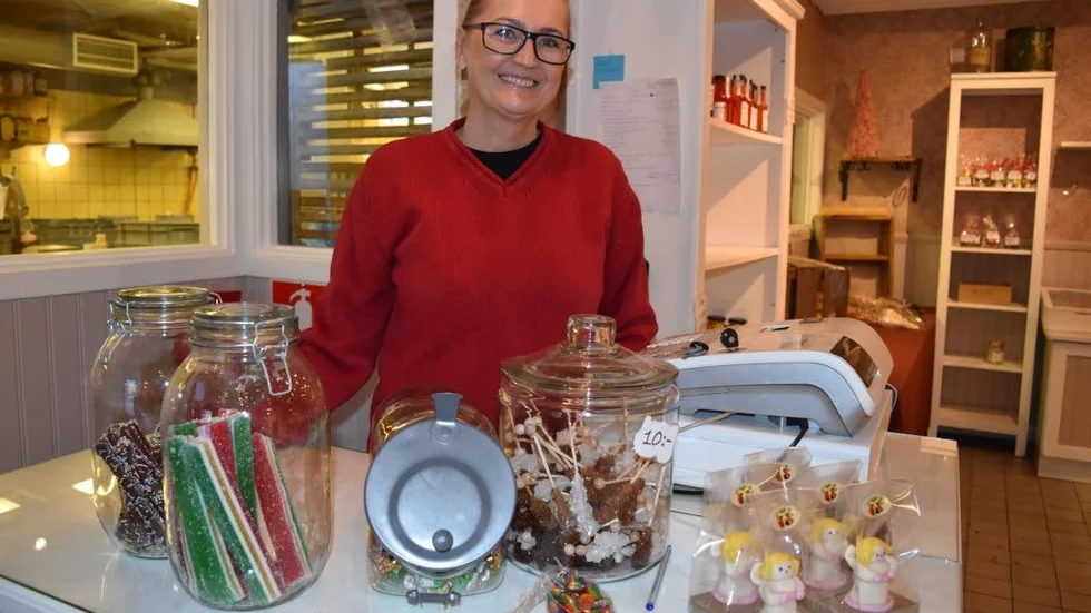 Cecilia Jonsson hoppas på en svalare sommar än förra året. Då fick chokladen plockas bort ur sortimentet bort på grund av värmen.