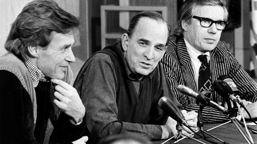 Kjell Grede, Ingmar Bergman och TV2-chefen Örjan Wallqvist håller presskonferens om TV-teaterns kommande uppsättningar 1974.