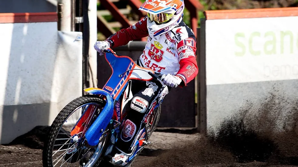 Start. Jonas Davidsson började säsongen med ett landslagsläger ihop med 18 andra svenska förare i polska Ostrow.