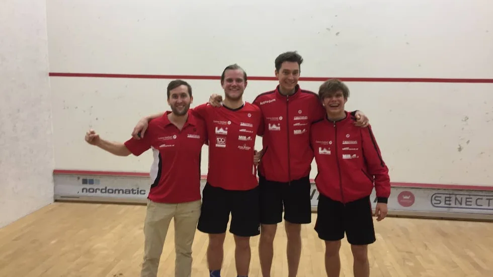 Teknova-spelarna Martin Golbe, Carl Remle, Cameron Pilley och Erik Jakobsson firar segern mot Roslagen.