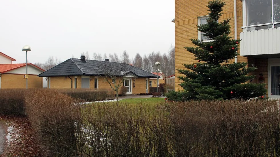 Brådstupet. Bostadsrättsföreningen vänder sig till kommunen för att slippa höja månadsavgiften varje år.