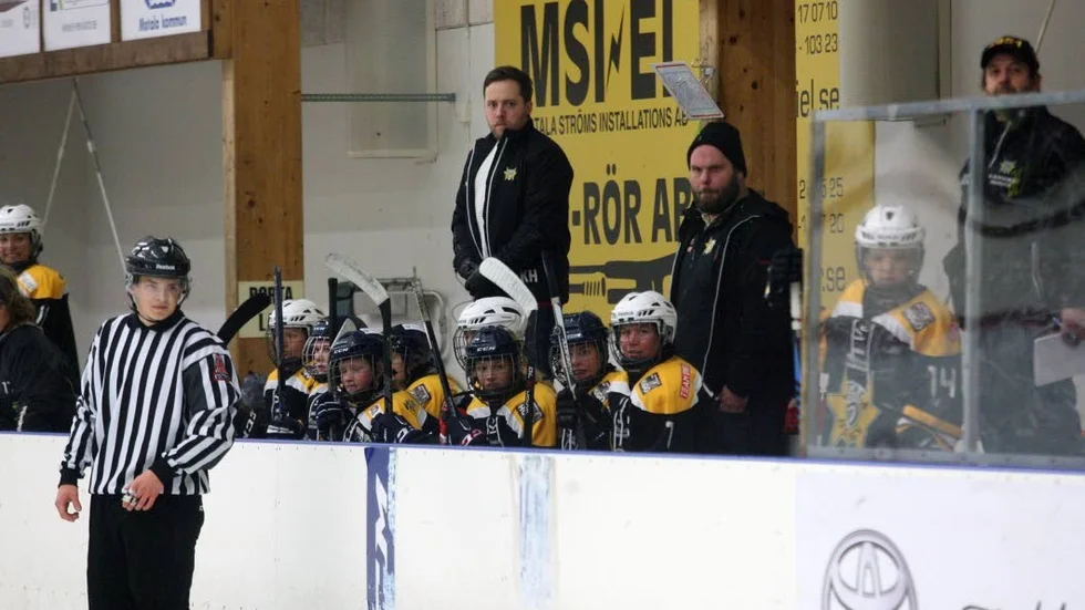 ÅRSMÖTE. Kim Holm, på bilden damcoach i Maif, jobbade genom valberedningen fram kandidaterna till ishockeyklubbens årsmöte. Han valdes själv in i styrelsen.