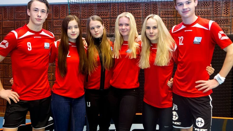 Stolta. Samuel Derelöv, Filippa Bagge, Ida Jildetun, Lisa Svensson, Tilda Samuelsson och Jesper Bååth spelade alla distrikslags-SM för Östergötland.