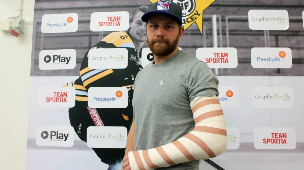 ONT I ARMEN. Det dröjer med Pontus Ronells comeback i Motala AIF:s ishockeylag. Backen kan vara borta resten av säsongen.