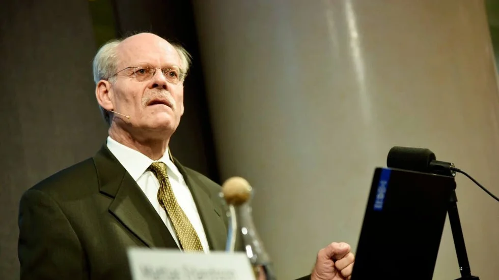 Oroad. Riksbankschef Stefan Ingves oroar sig över skuldsättningen, men driver samtidigt på utlåningen.