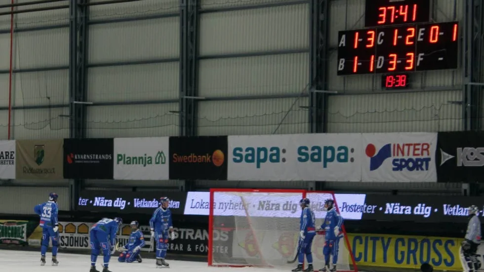 FALL. Besviket i IFK Motalas lag. 5–0 till Vetlanda efter 38 minuter och matchen är redan avgjord. IFK hängde inte med ett VBK i stor form.