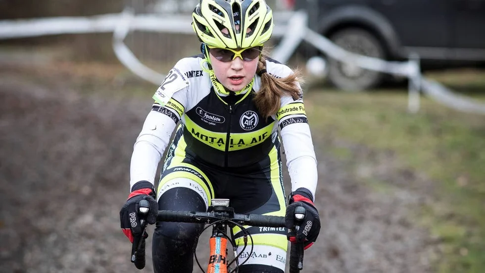 Laddad. Amanda Mikaelsdotter är en av två tjejer från Motala AIF CK som kör Cykelcross-SM i Göteborg i helgen.