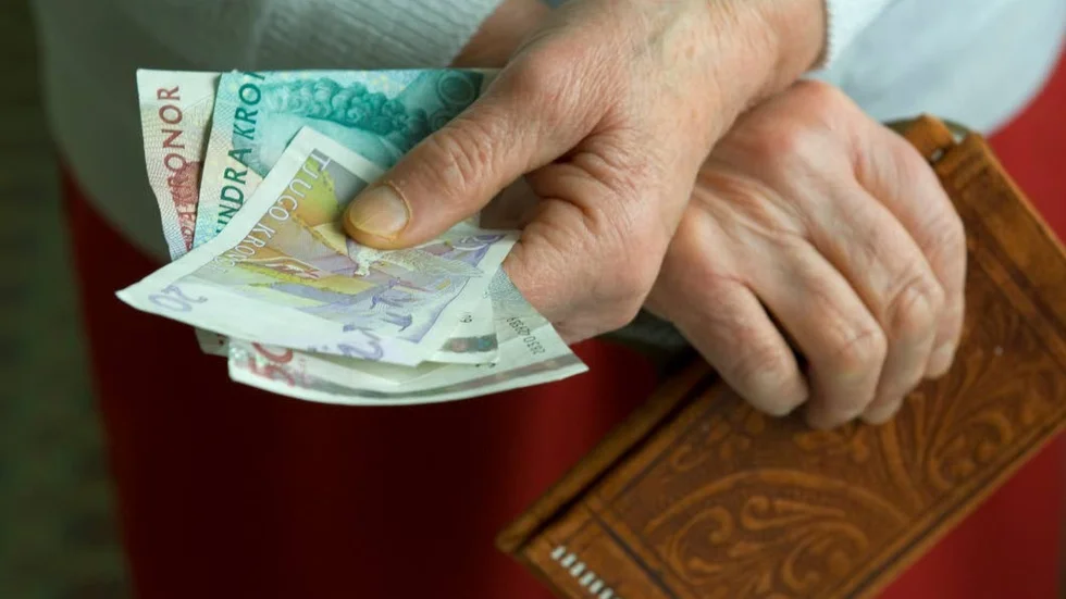 Pension. Den sänkning som drabbat många pensionärer beror inte på regeringens politik, skriver Johan Andersson (S).