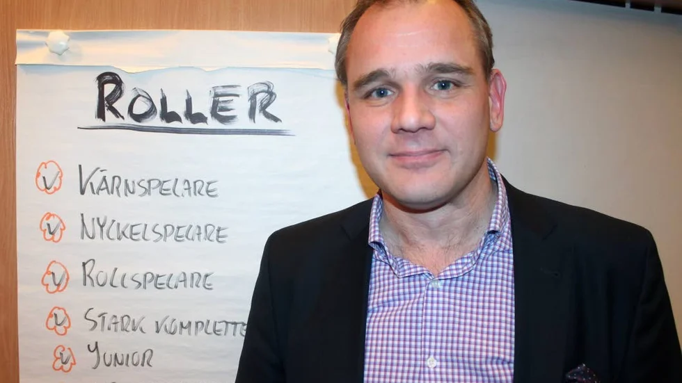 LAGBYGGARE. Johan Hemlin, med tio år i Linköpings HC som bakgrund, berättade om grupp-psykologi i sitt besök hos IFK Motala-bandyn.
