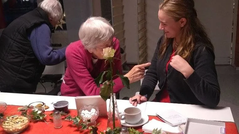 Simone Waters hjälper de boende på Lindögården att skriva julkort.