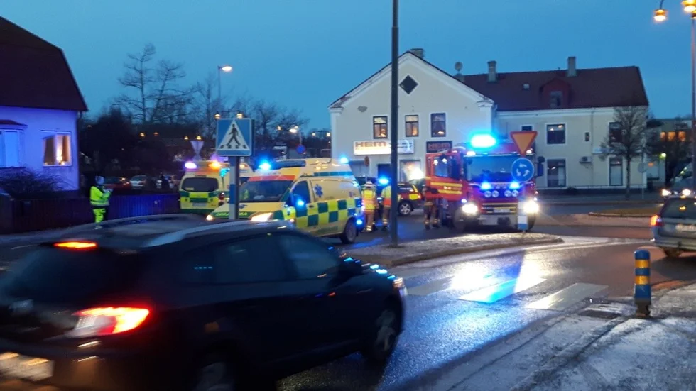 En personbil körde upp på en gågata i Motala på fredagseftermiddagen.