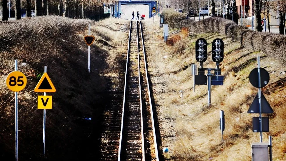 De befintliga järnvägarna är för dåliga och borde rustas upp i stället för att det pratas om höghastighetståg, anser skribenten.