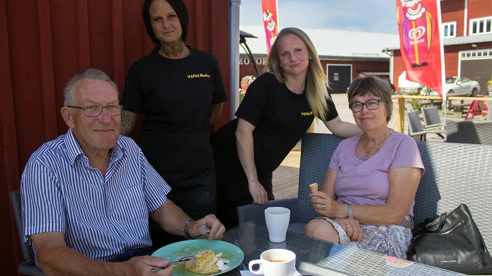 Linköpingsborna Peter och Kerstin Grandin passade under måndagsförmiddagen på att kolla in nya Våffelboden i hamnen. Systrarna Lizandra och Lenita Ullbrandt serverade.