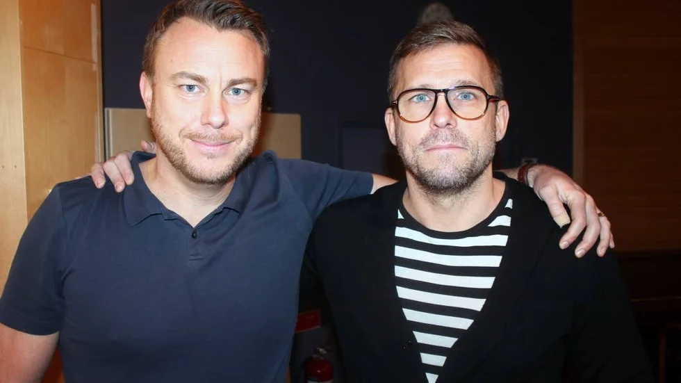 TILLSAMMANS. Sportjournalisten Jonas Karlsson och dopningsexperten Johan Öhman jobbar tillsammans mot dopning. På torsdagen var de i Motala för att föreläsa.