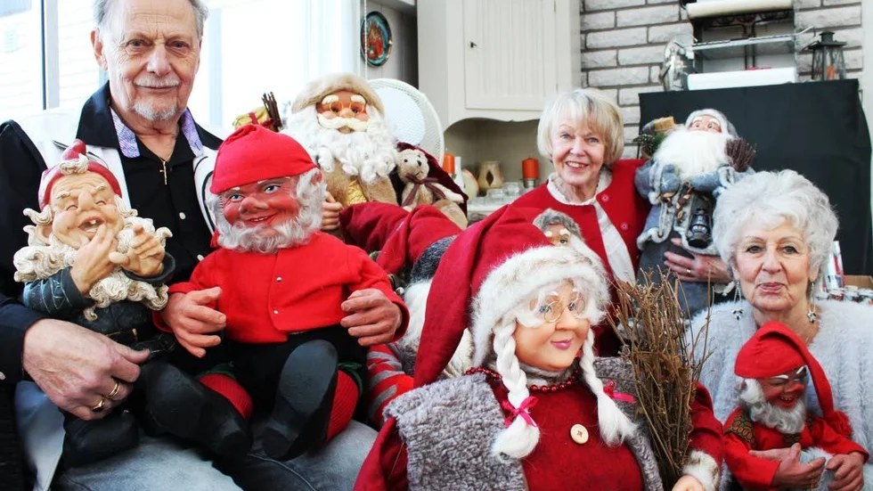 Benny gillar tomtar, han har en hel samling som snart ska pryda hemmet. Men de är inte till salu, berättar han. Från vänster: Benny Sjöö. Monica Ohlman och Inga-Lill Sjöö.