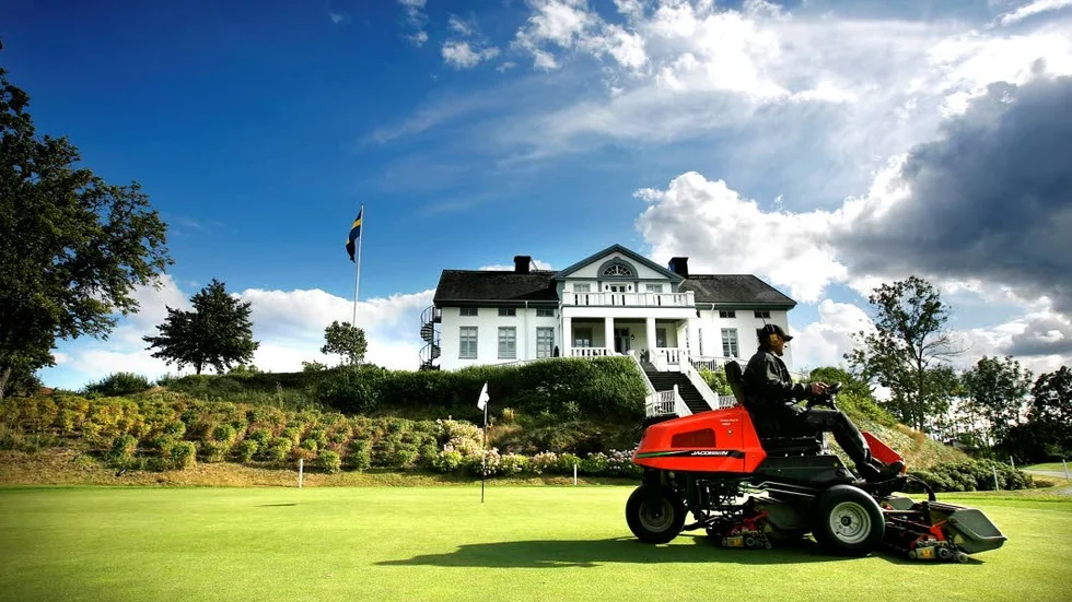 Bråvikens golfklubb har sålt mark till A-gruppen som vill bygga bostäder. Ordförande Åke Pettersson ser fram emot samarbetet när husen ska planeras. Husägarna ska ju inte behöva riskera golfbollar i trädgården. 
