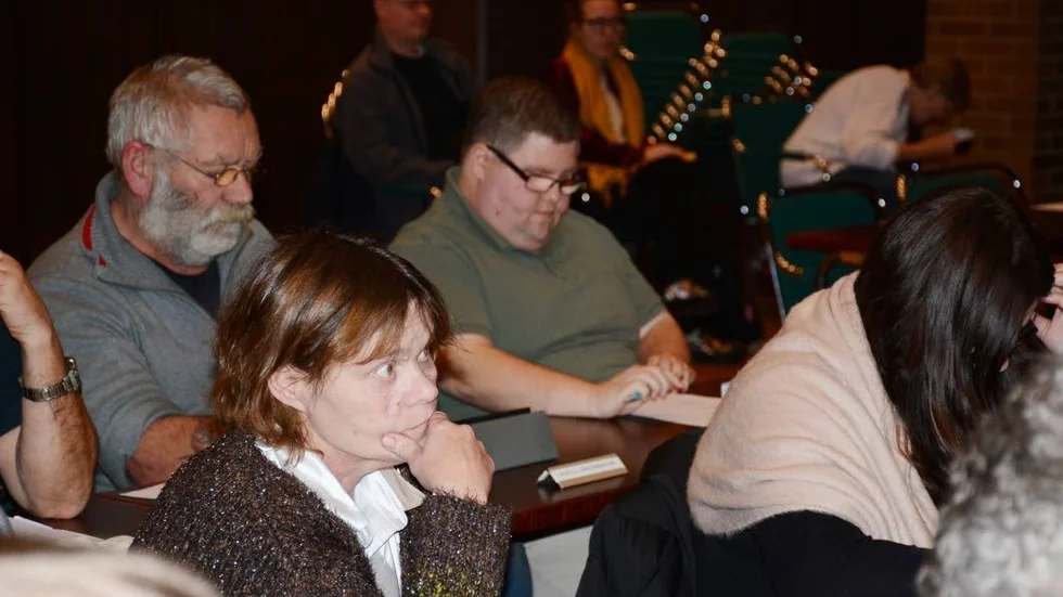 Anneli Jakobsson (SD) närmast i bild, tycker det är märkligt att SD inte får vara med på andra partiers gruppmöten.