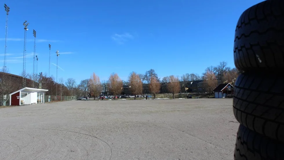 Bandyklubben tvingades skrota hela kylsystemet till bandyplanen. Nu ansöker klubben om kommunal borgen för att bygga ett nytt kylsystem och få planen spelklar till vintern. Med en satsning på en mulitarena med konstgräs uppgår kostnaden till närmare 15 miljoner kronor.