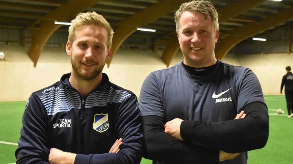 Pontus Malmberg, t v, är huvudtränare i Hägerstads IF. Han har hjälp av Jesper Wahlström.
