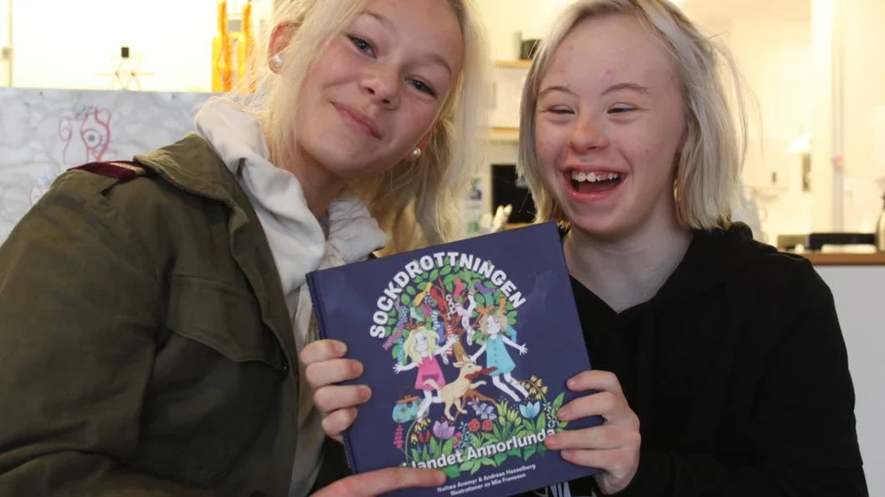 Nathea och Noelle Anemyr med den färska boken om sockdrottningen.