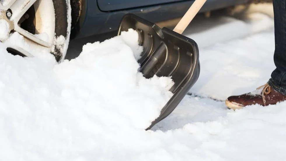 Det gäller att ta i med benen för att skona ryggen när det har kommit mycket, tung snö.