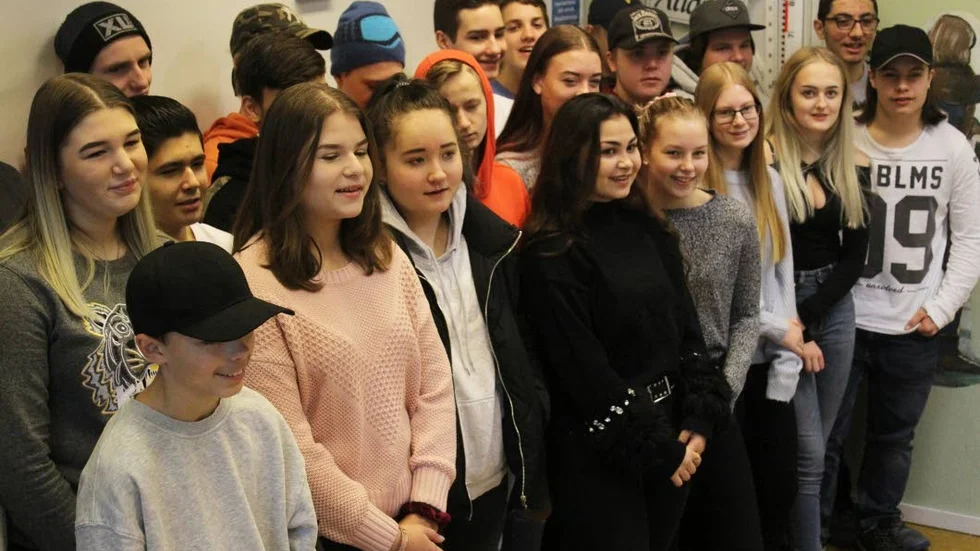 Eleverna i årskurs nio på Prolympiaskolan "räddar" Luciafirandet i Virserum. Repetitionerna pågår för fullt.