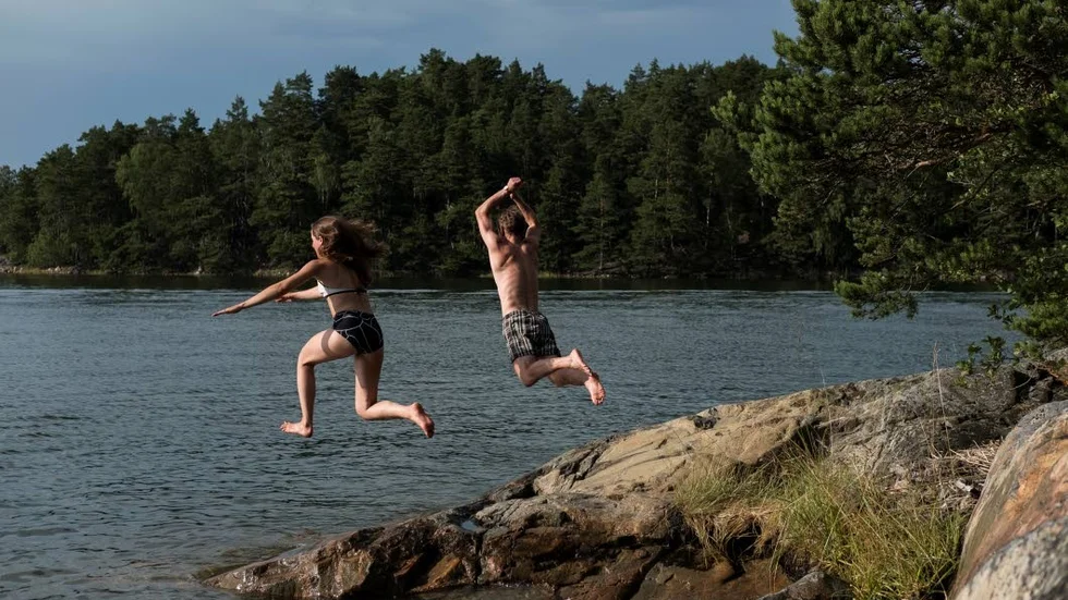 Läge för sommarens sista dopp i helgen, kanske? På lördagen kan det bli uppemot 24 grader varmt – i luften ...