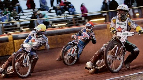 Matchavgörande. I det tionde heatet tar Ludvig Lindgren och Rune Holta en femetta och stänger derbyt som slutade 36-30 till Dackarna. Regnet bröt matchen efter elva körda heat.