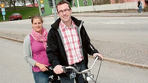 Emma Birgersson och Anders Degerman slår ett slag för hojen.