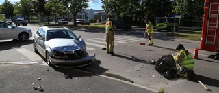 Lastbil har krockat med personbil