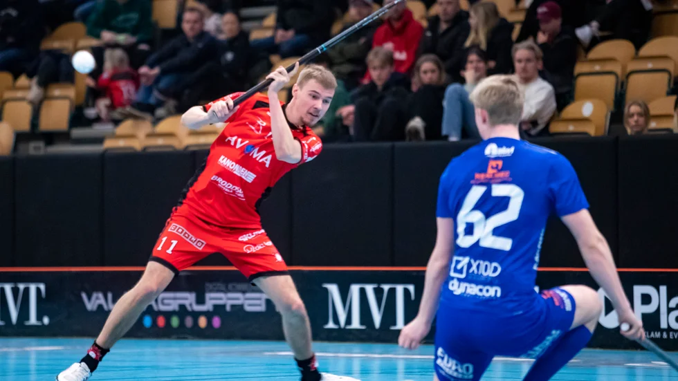 Anton Abrahamsson satte dit Solfjäderstadens första mål mot Hovshaga som väckte laget. Då hade Hovshaga redan skaffat sig ett för strots försprång och vann till slut matcehn med 8-3.