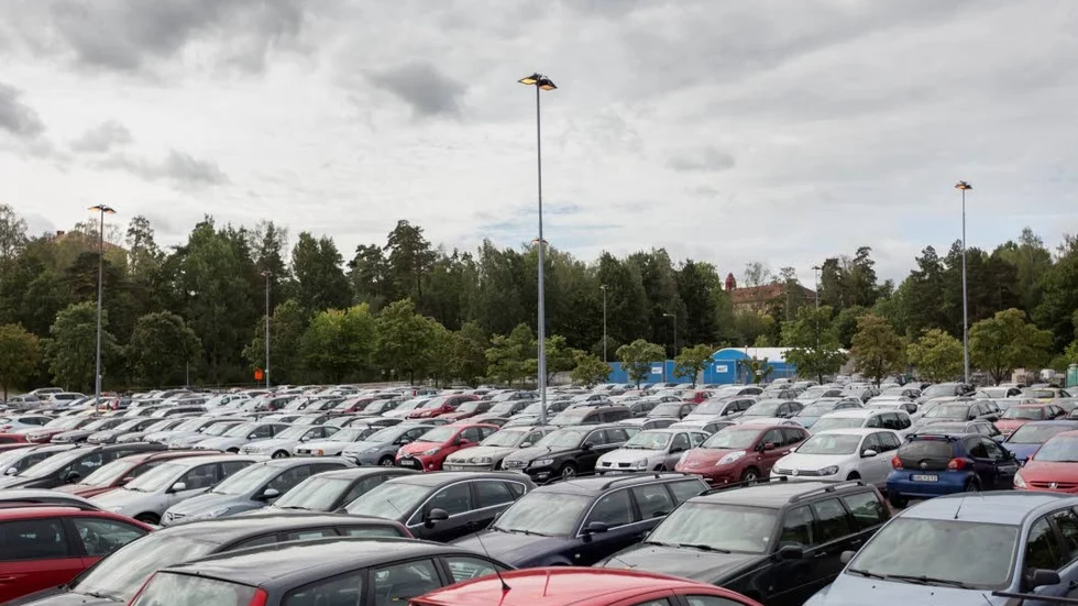 Fullt. Så ser det ofta ut på US-parkeringarna. Förhoppningen är att det ska lätta när personalen tvingas betala p-avgift.